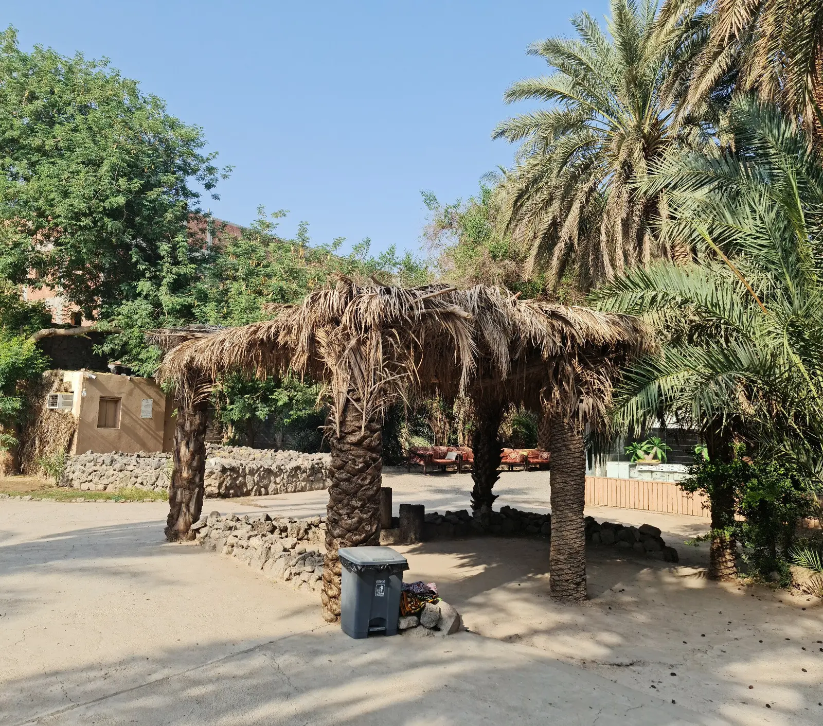 بستان المستظل (وبئر عذْق)